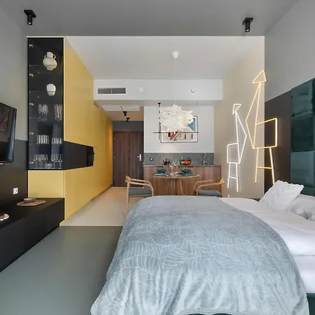 Stylish With Pool And Viewing Terrace In Hanza Tower By Renters